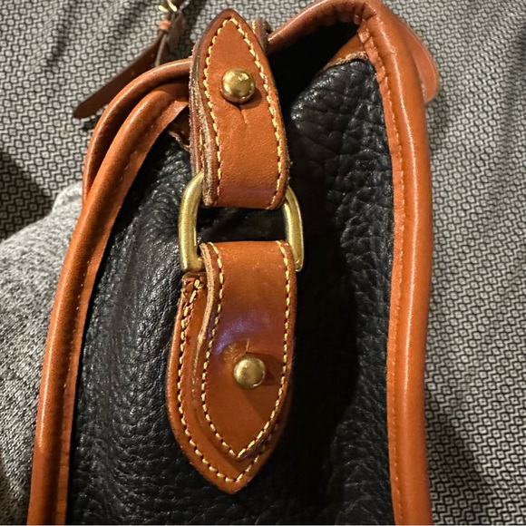Beautiful Dooney and Bourke Vintage Black Essex Purse - Picture 11 of 16